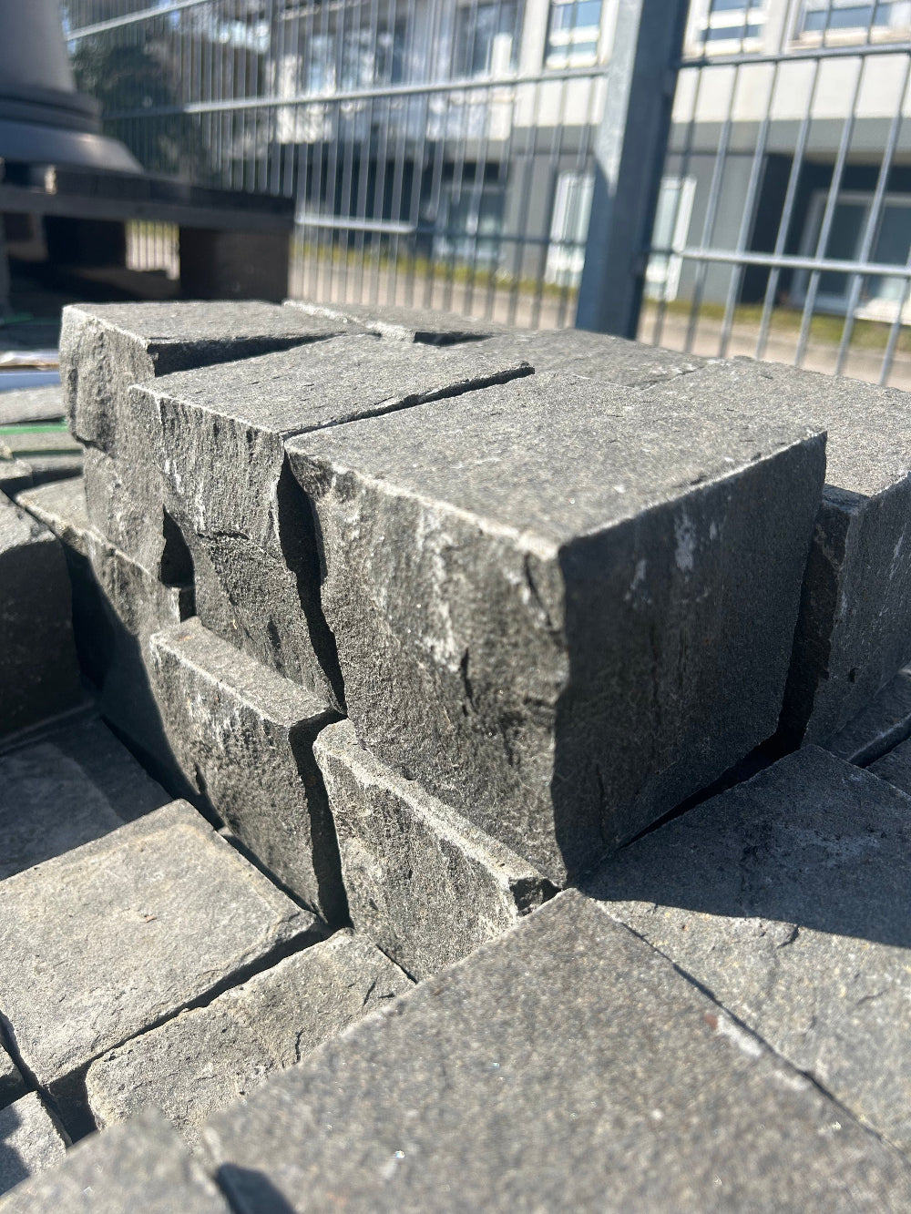 Kleinpflaster-Basalt-9-9-9-Geflammt-Gesägt4-seitig-gespalten