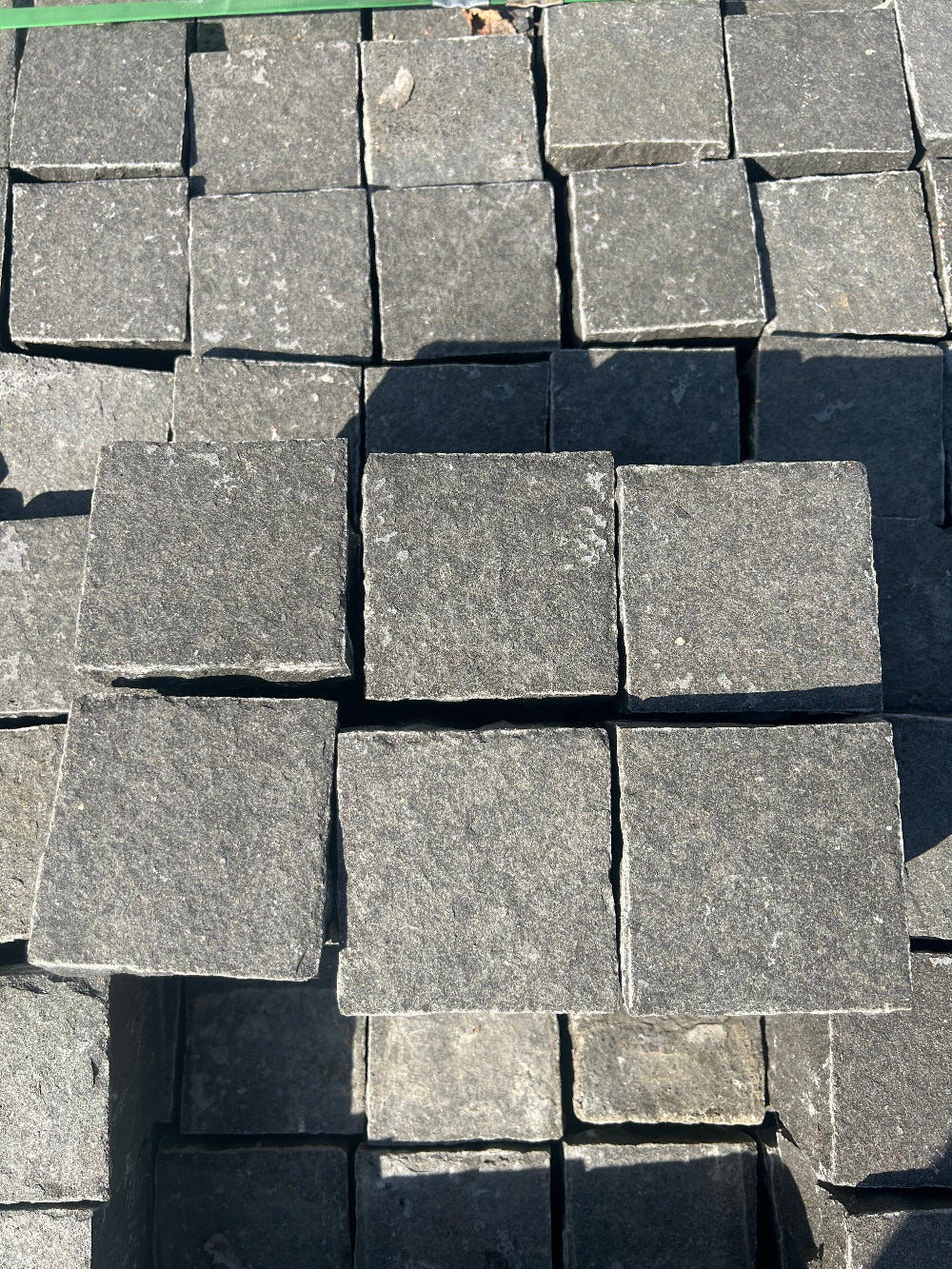 Kleinpflaster-Basalt-9-9-9-Geflammt-Gesägt4-seitig-gespalten