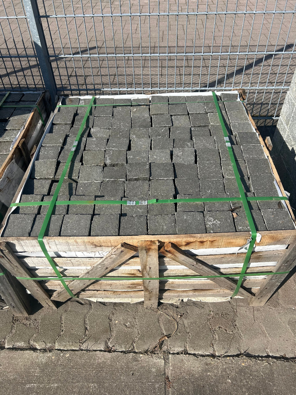 Kleinpflaster-Basalt-9-9-9-Geflammt-Gesägt4-seitig-gespalten
