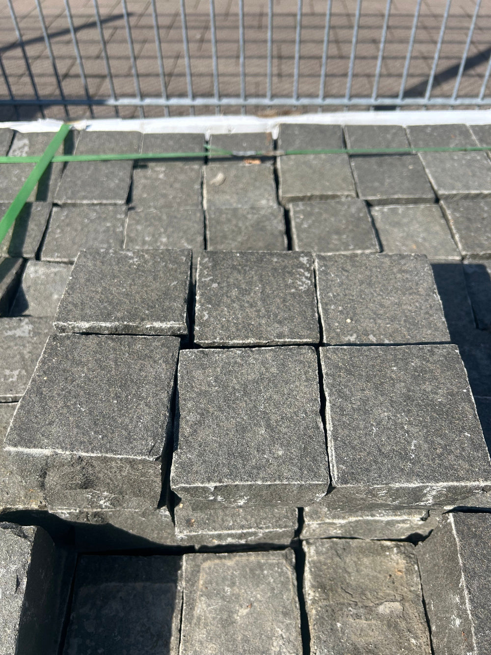 Kleinpflaster-Basalt-9-9-9-Geflammt-Gesägt4-seitig-gespalten