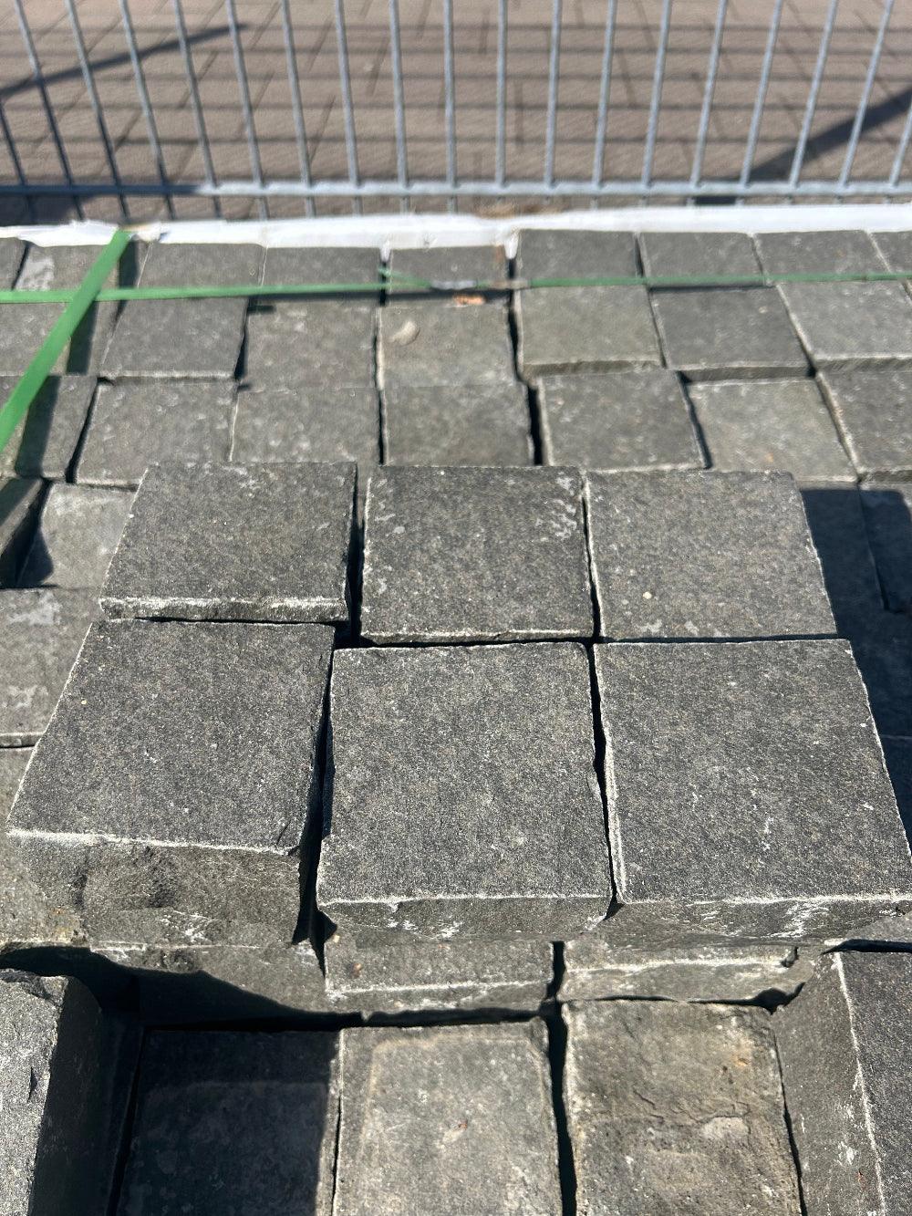 Kleinpflaster aus Basalt | 9x9x9 | geflammt & gesägt, 4-seitig gespalten - M2Granit