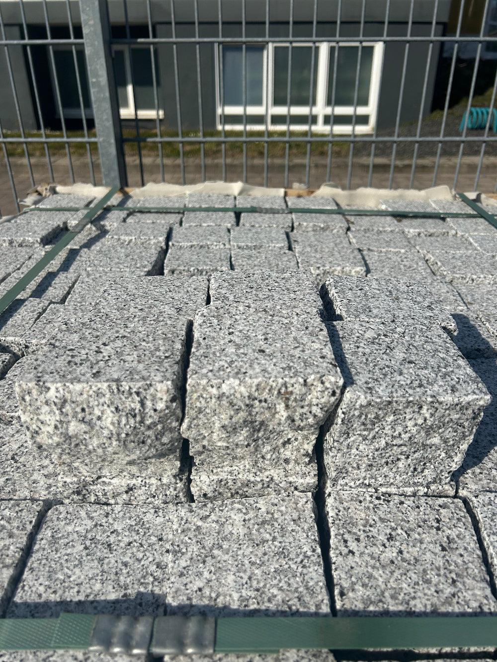 Kleinpflaster aus Granit | 9x9x9 | geflammt & gesägt, 4-seitig gespalten - M2Granit