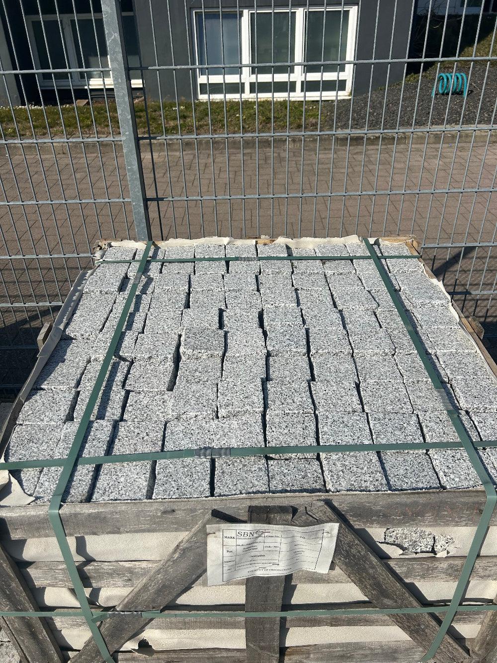 Kleinpflaster aus Granit | 9x9x9 | geflammt & gesägt, 4-seitig gespalten - M2Granit