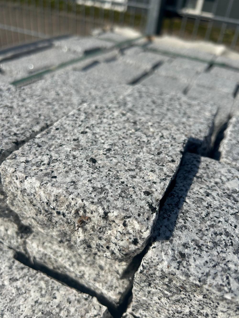 Kleinpflaster aus Granit | 9x9x9 | geflammt & gesägt, 4-seitig gespalten - M2Granit