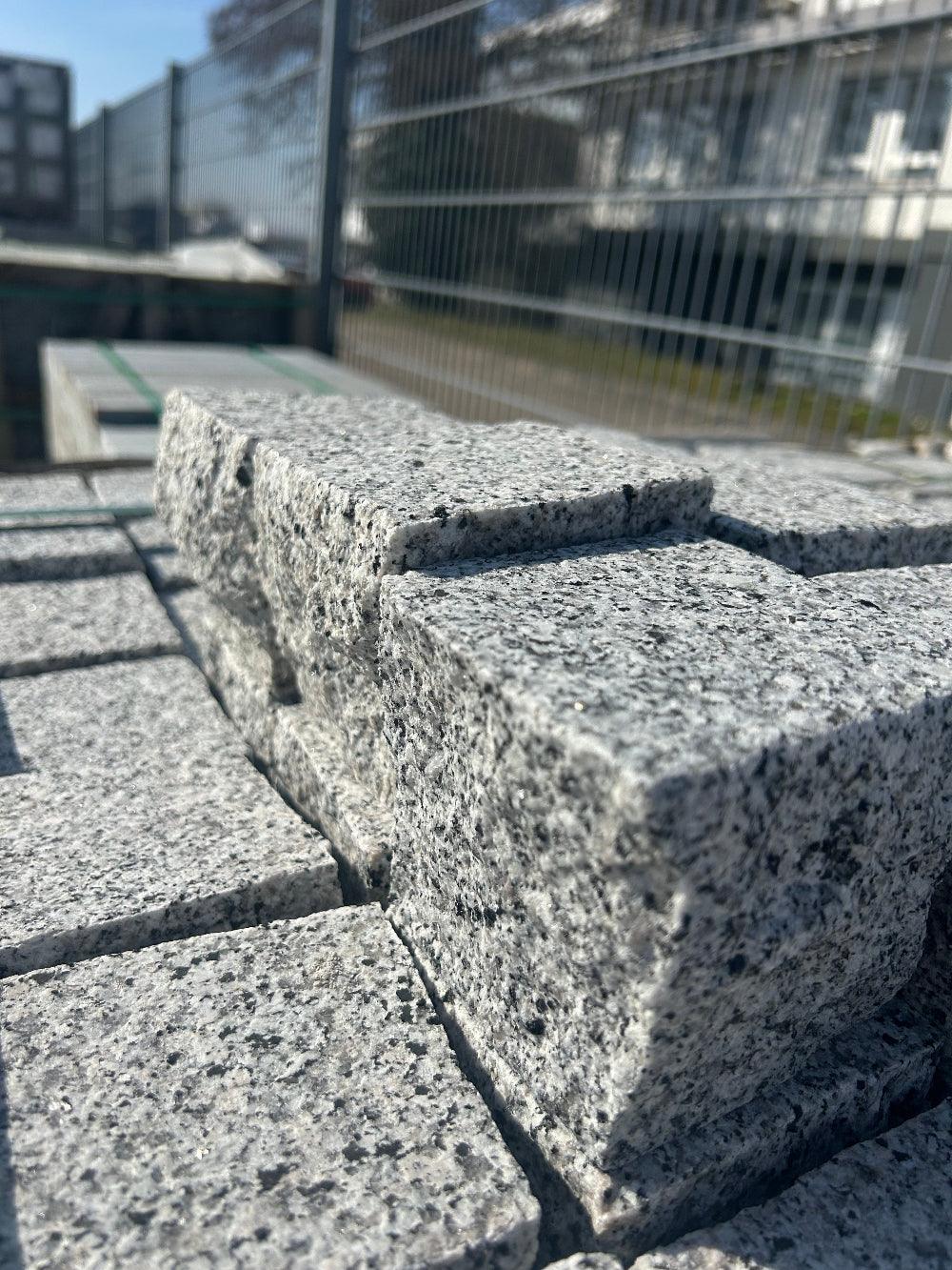 Kleinpflaster aus Granit | 9x9x9 | geflammt & gesägt, 4-seitig gespalten - M2Granit