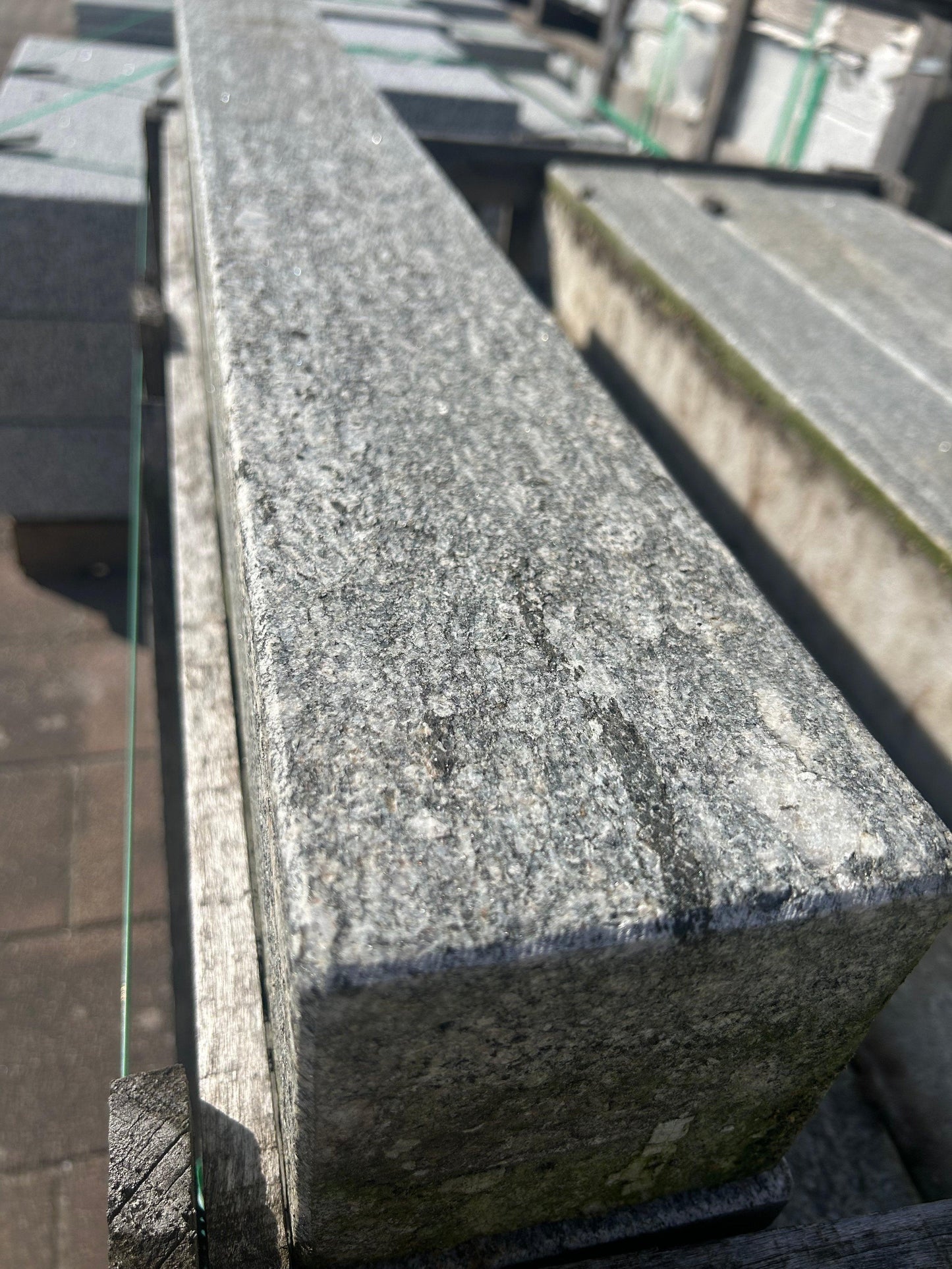 Palisaden aus Granit | 12x12x100 | allseits gesägt & geflammt - M2Granit