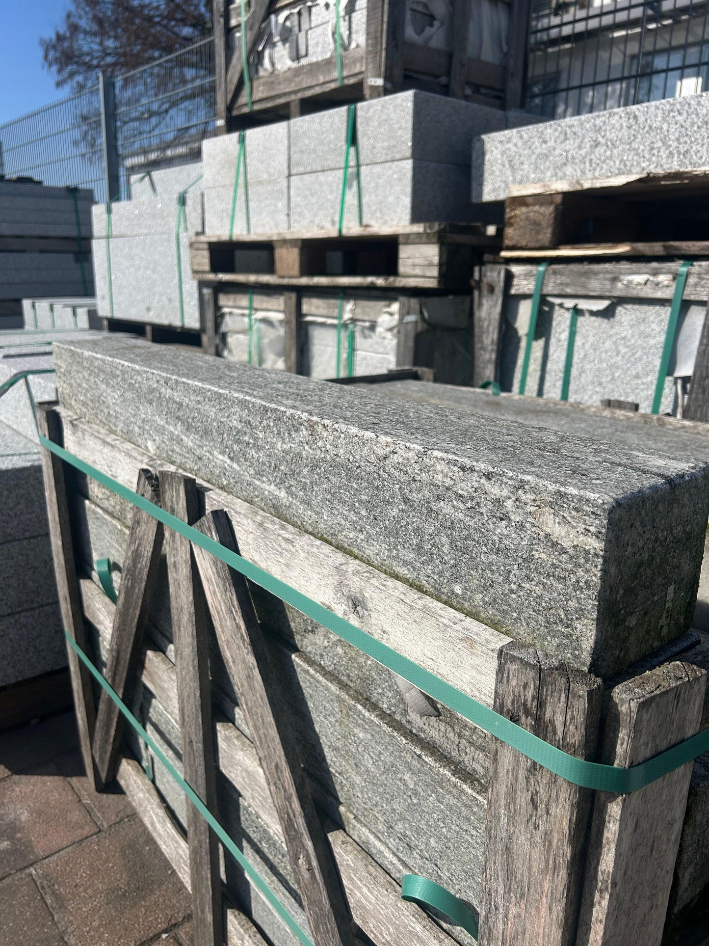 Palisaden aus Granit | 12x12x100 | allseits gesägt & geflammt - M2Granit