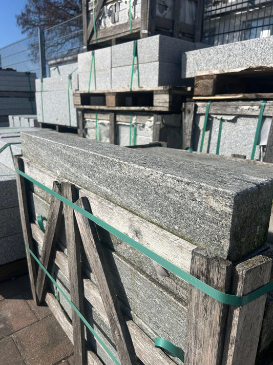 Palisaden aus Granit | 12x12x100 | allseits gesägt & geflammt - M2Granit