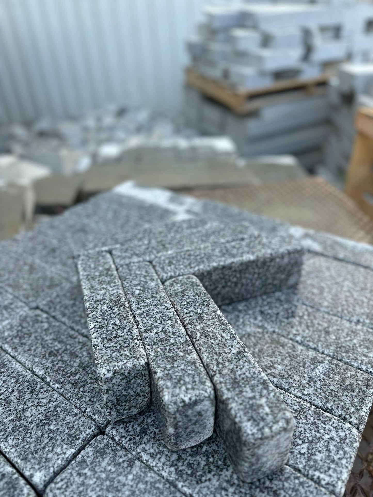 Pflastersteine aus Granit | 24x8x5cm | Fischgrätmuster