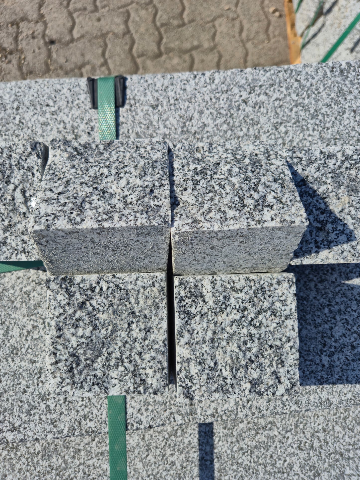 Pflastersteine aus Granit in den Maßen 5,5x8x8cm 4 Seiten gesägt und rest gespalten
