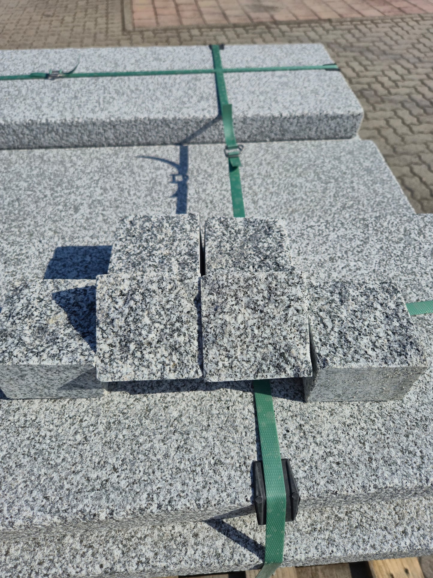 Pflastersteine aus Granit in den Maßen 5,5x8x8cm 4 Seiten gesägt und rest gespalten