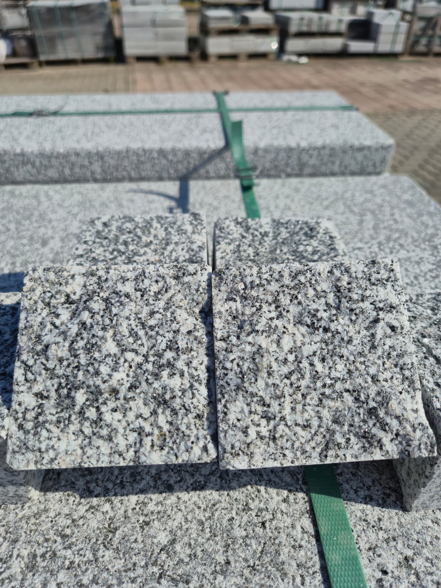 Pflastersteine aus Granit in den Maßen 5,5x8x8cm 4 Seiten gesägt und rest gespalten
