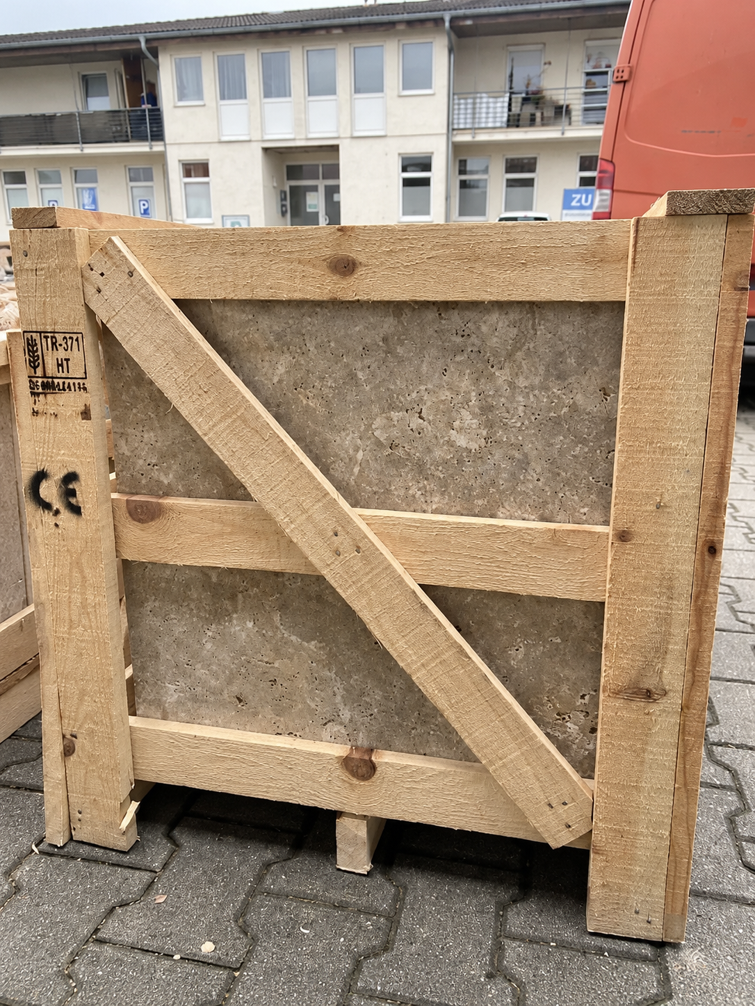 Fliesen aus Travertin – 60x60x1,2cm – Rustik – getrommelt – M2Granit – mit KI retuschierte Originalaufnahme, Anwendungsbeispiel
