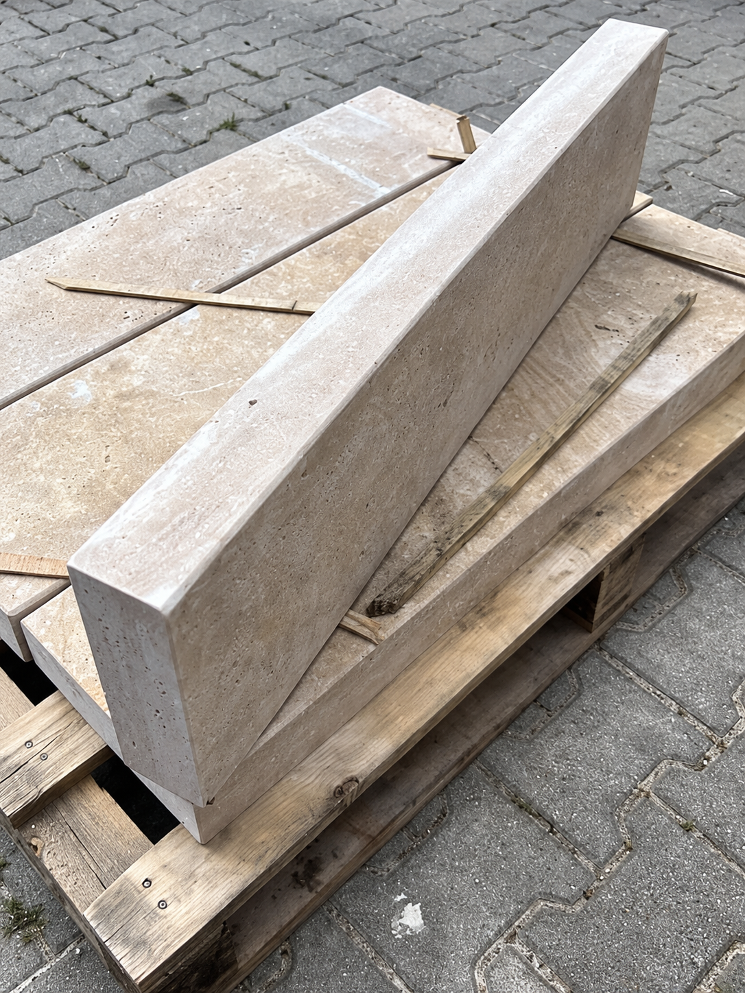 Randsteine aus Travertin – Classic Beige – geschliffen & gebürstet – M2Granit – mit KI retuschierte Originalaufnahme, Anwendungsbeispiel