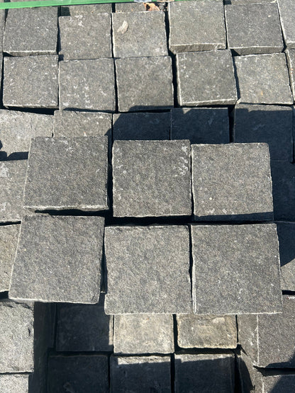 Kleinpflaster-Basalt-9-9-9-Geflammt-Gesägt4-seitig-gespalten 