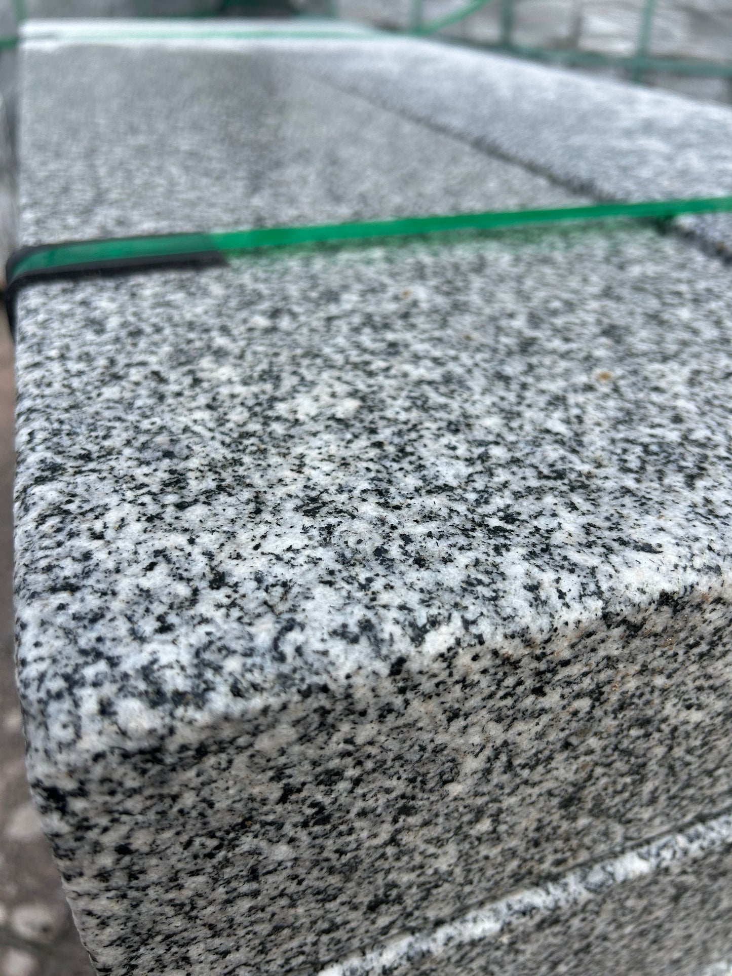 Blockstufen-Granit-130x25x10cm-allseits-gesägt