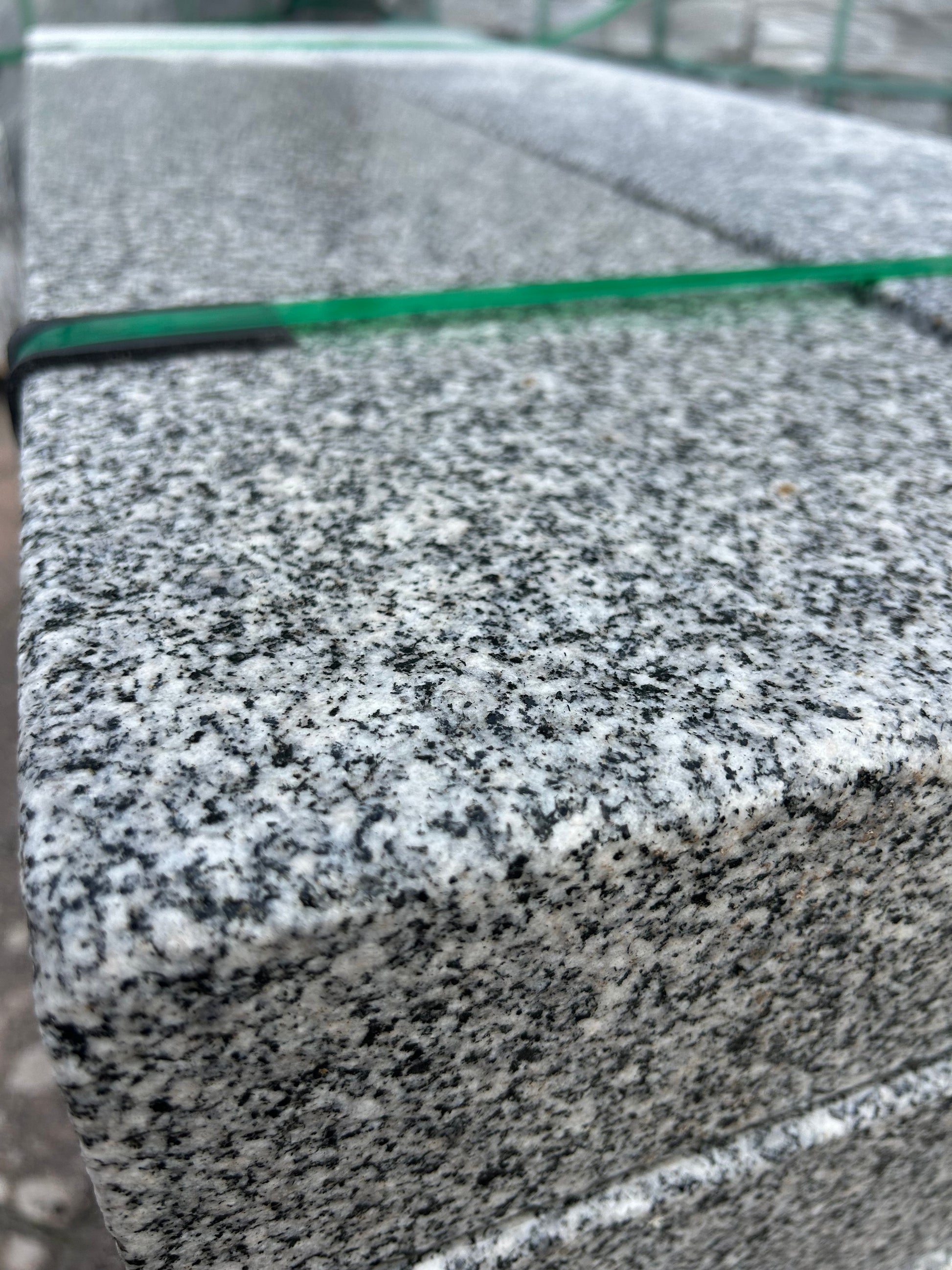 Blockstufen-Granit-130x25x10cm-allseits-gesägt