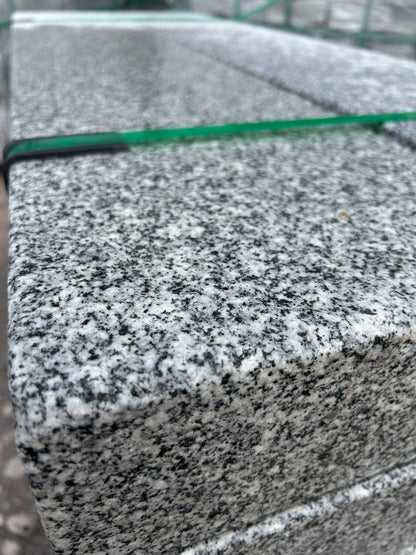 Blockstufen-Granit-130x25x10cm-allseits-gesägt