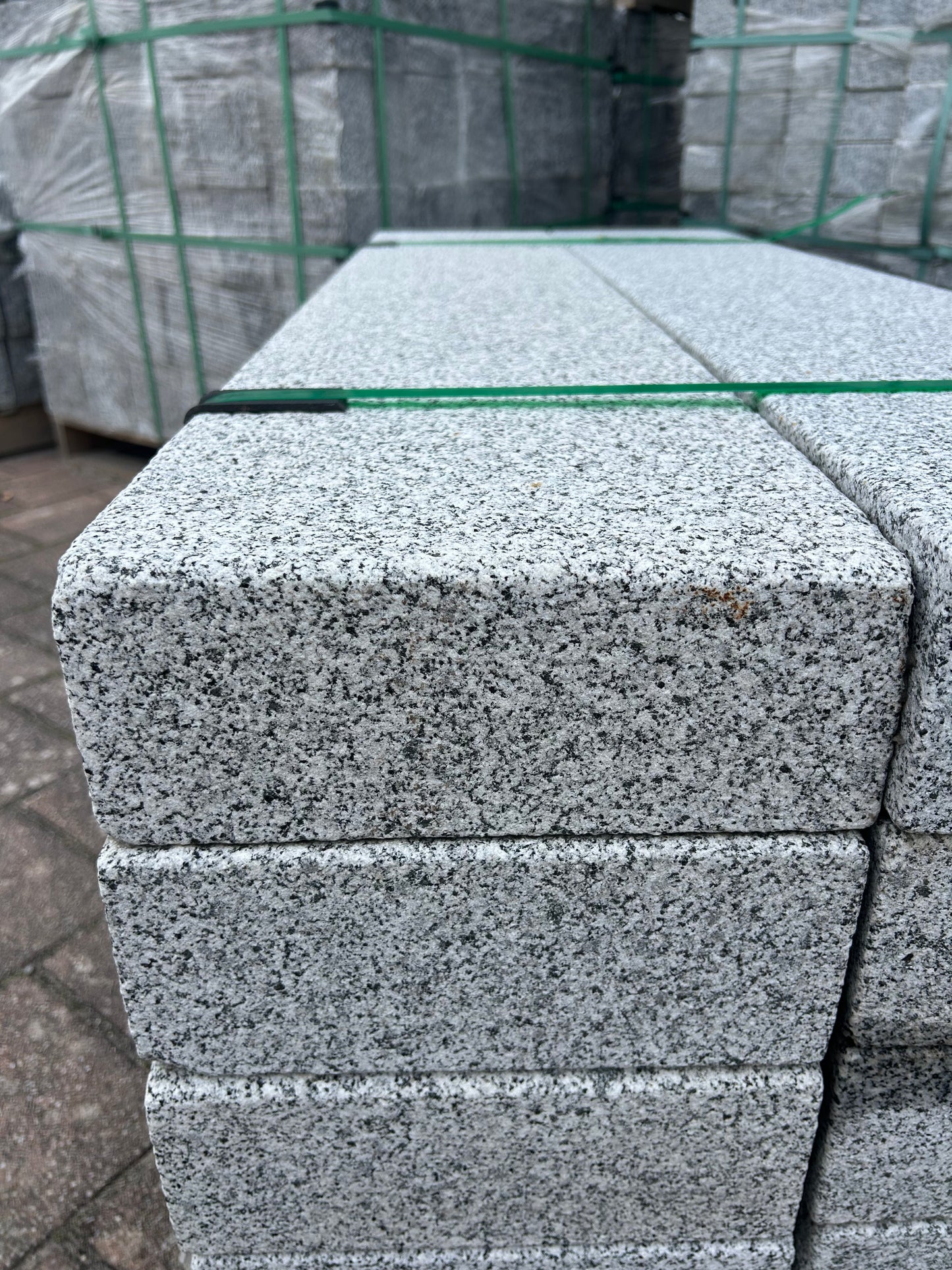 Blockstufen-Granit-130x25x10cm-allseits-gesägt