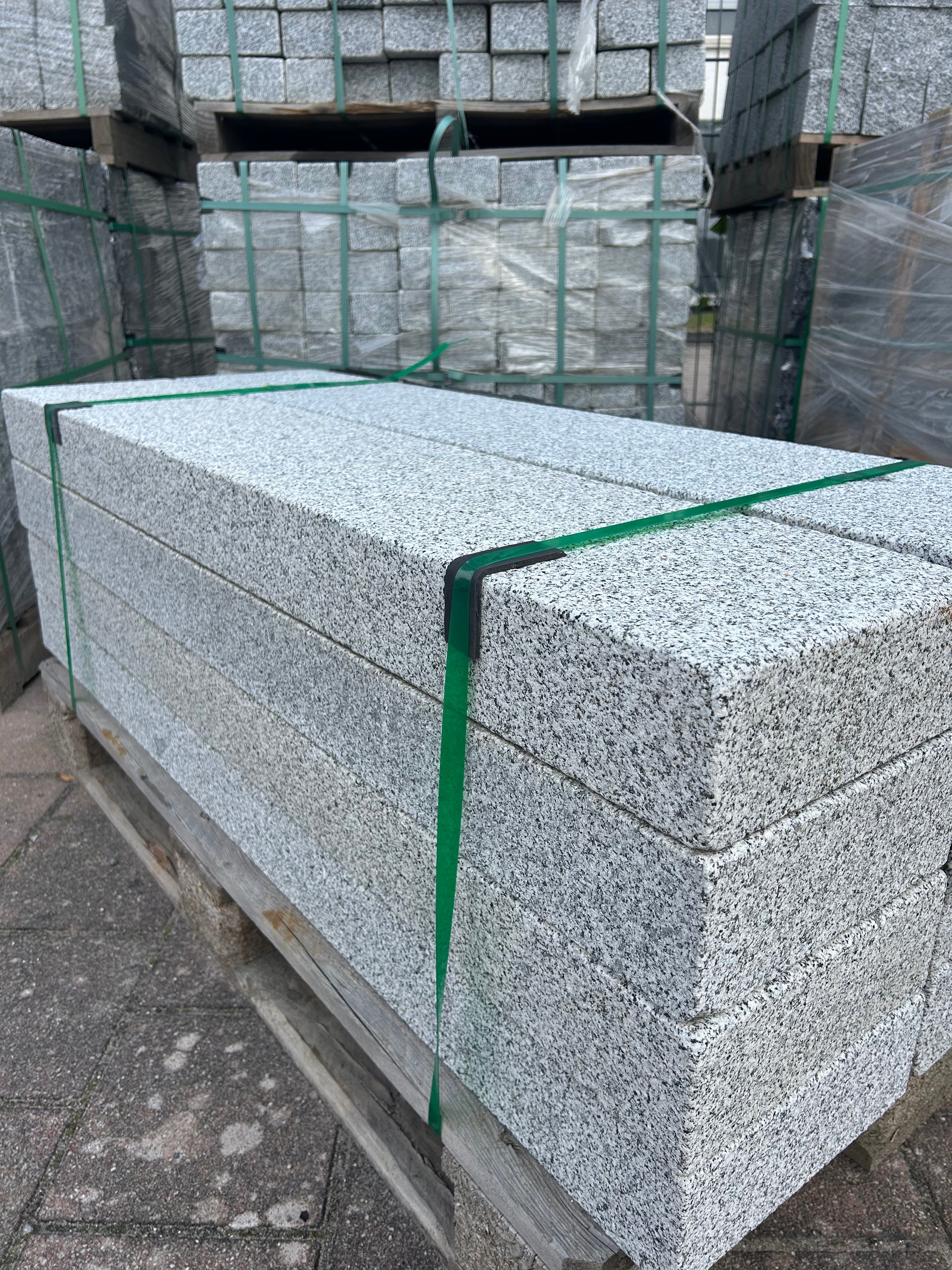 Blockstufen-Granit-130x25x10cm-allseits-gesägt