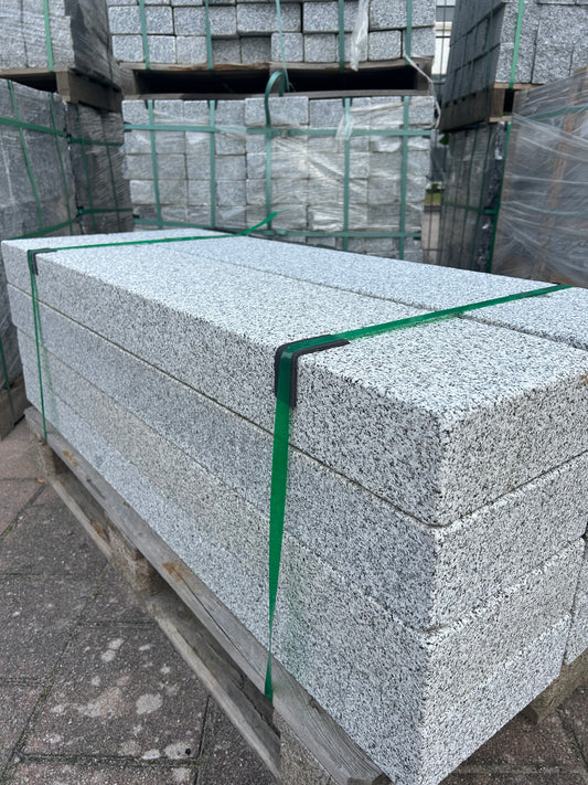 Blockstufen-Granit-130x25x10cm-allseits-gesägt