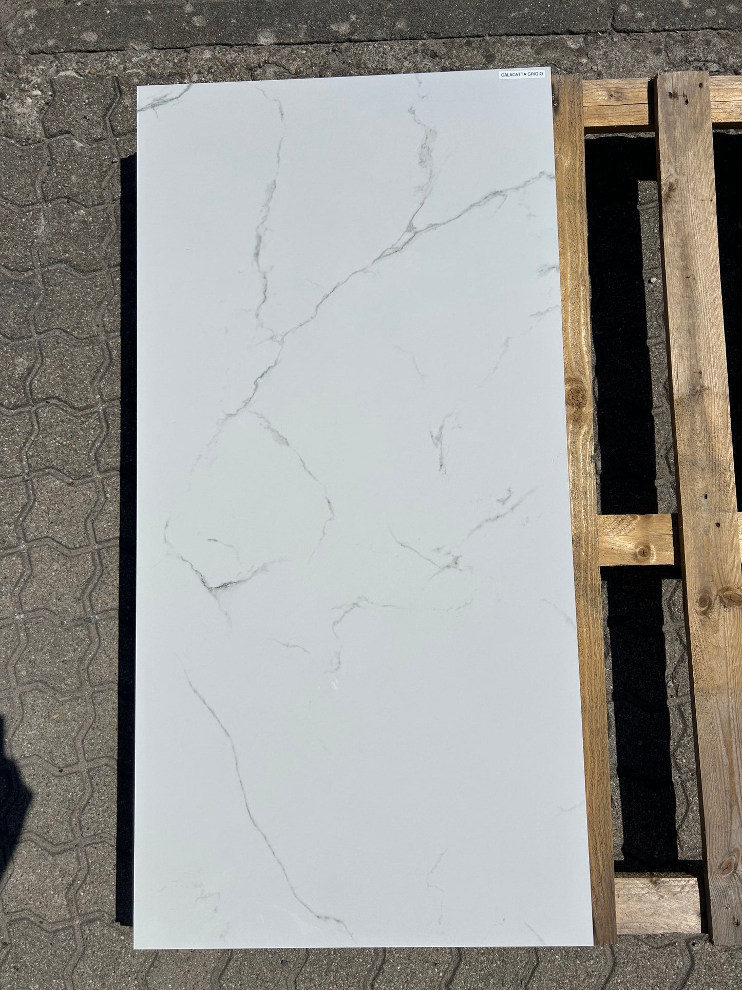 Feinsteinzeug-Fliese-Calacatta-Grigio-Marmor-Optik-glänzend-60x120cm-m2granit