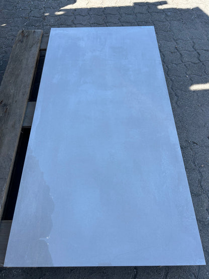 Feinsteinzeug-Fliese Essential White glänzend, Tageslicht im Schatten-m2granit