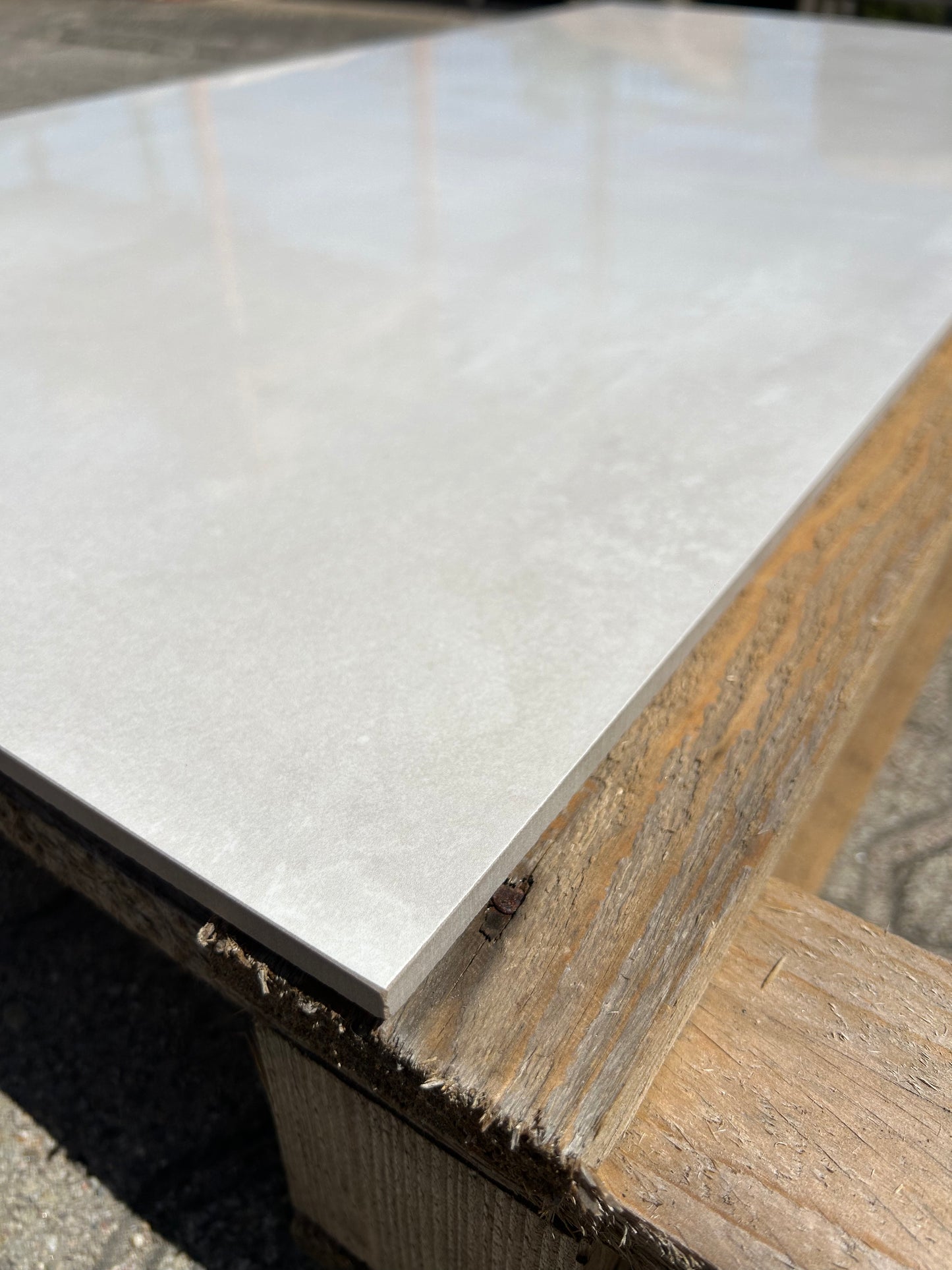 Feinsteinzeug-Fliese-Essential-White-glänzendl-ichtreflexion-Sonne-ecke-m2granit