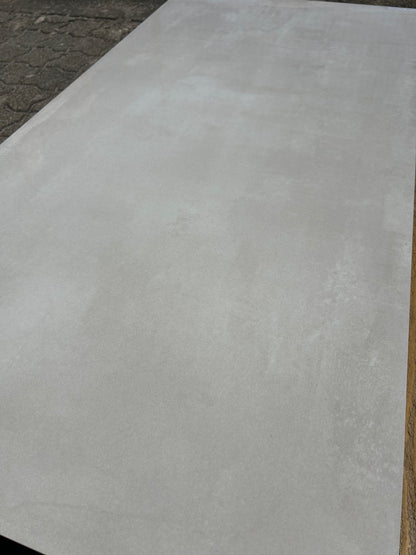 Feinsteinzeug-Fliese-Essential-White-glänzendl-ichtreflexion-Sonne-m2granit