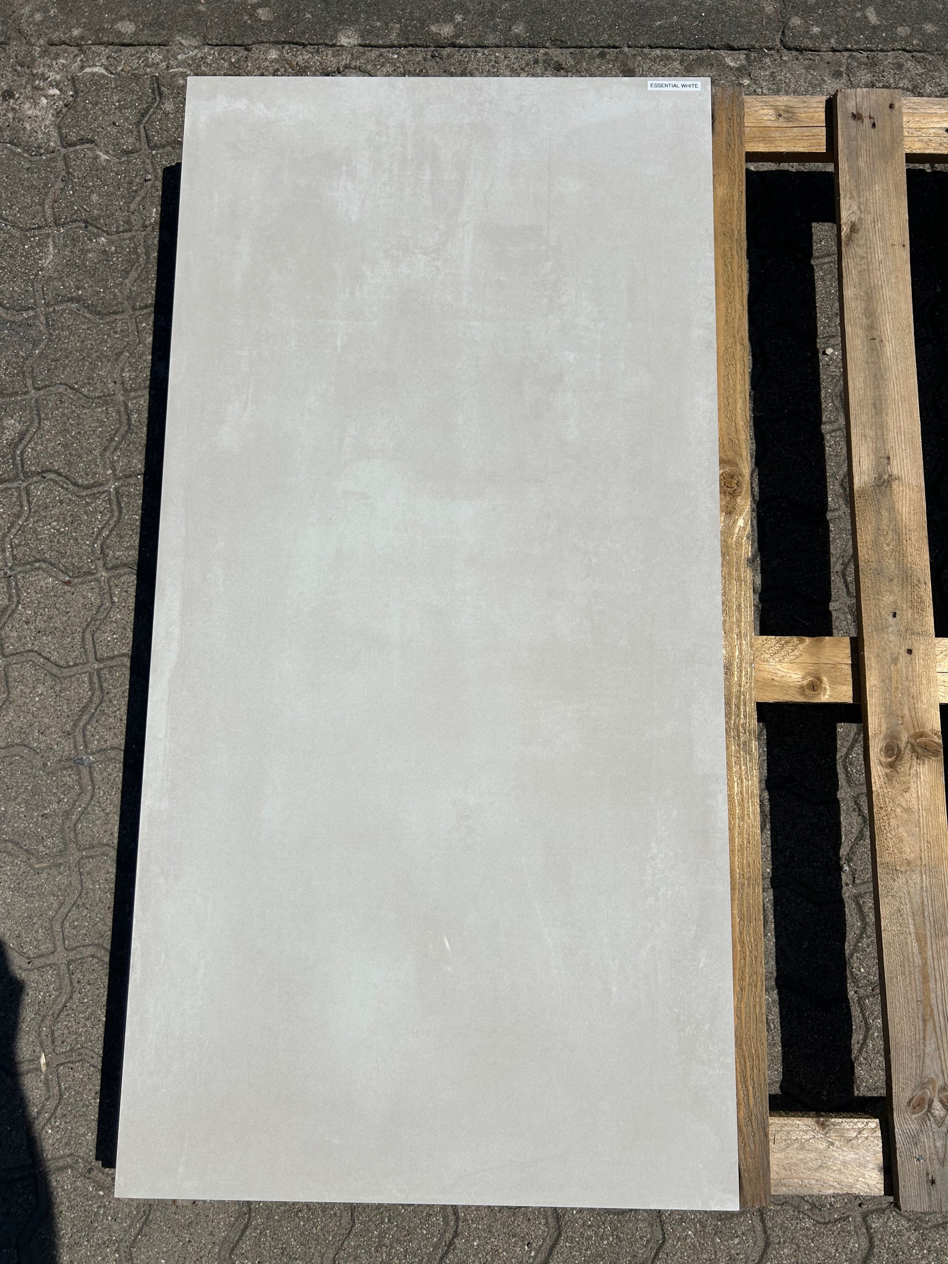Feinsteinzeug-Fliese Essential White glänzend, Lichtreflexion in direkter Sonne-m2granit.de