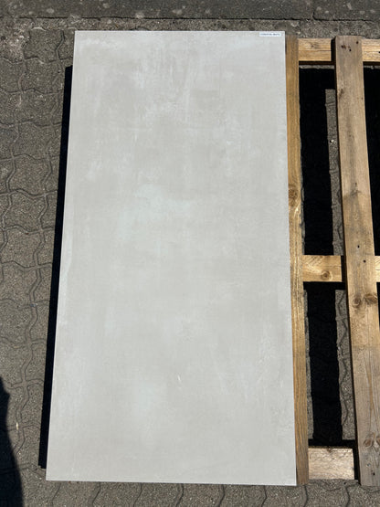 Feinsteinzeug-Fliese Essential White glänzend, Lichtreflexion in direkter Sonne-m2granit.de