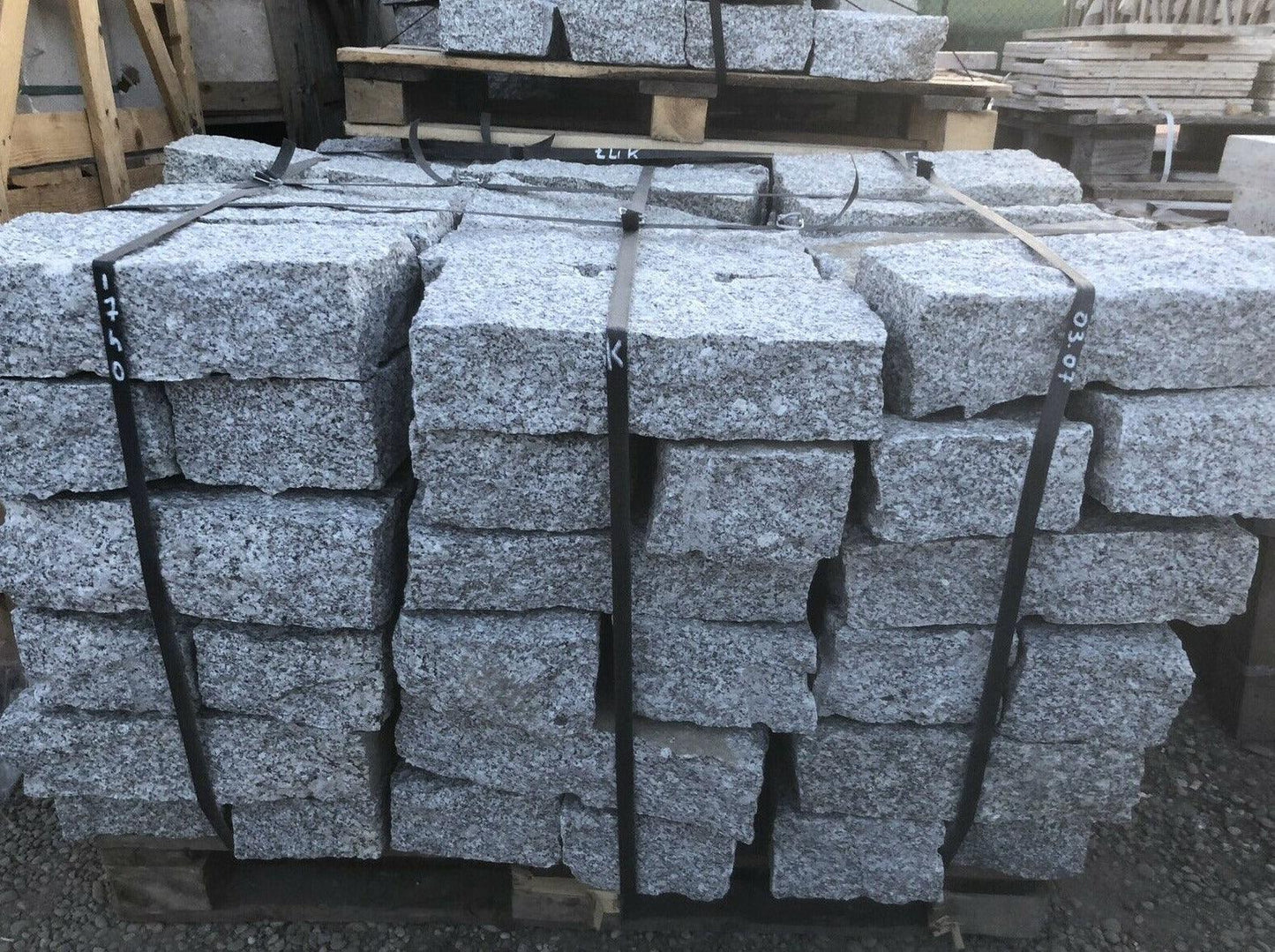 Mauersteine aus Granit | allseits gespalten | 10x20x40 - M2Granit