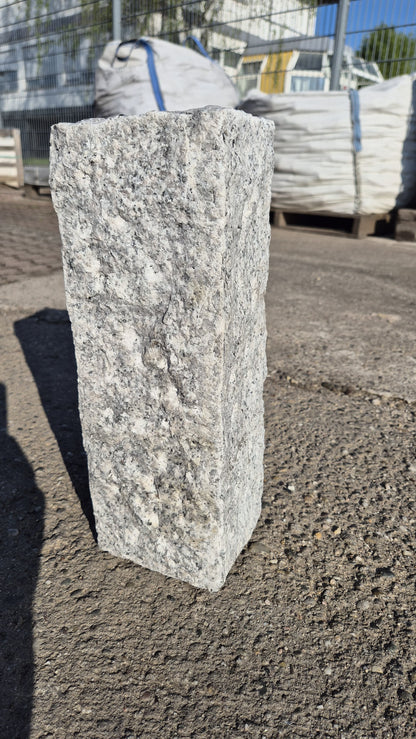 Palisaden aus Granit | allseits gestockt