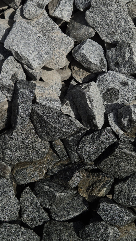 Granitschroppen-feinkörnig-60mm -150mm-Hellgrau-25kg-sack