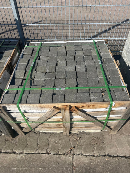 Kleinpflaster-Basalt-9-9-9-Geflammt-Gesägt4-seitig-gespalten 