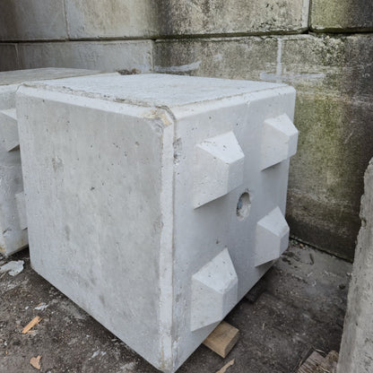 Legostein aus Beton in 60x60x60cm mit Kugelanker
