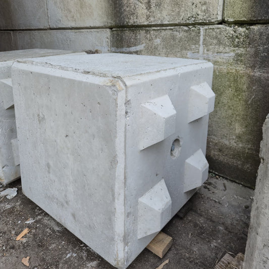 Legostein aus Beton in 60x60x60cm mit Kugelanker