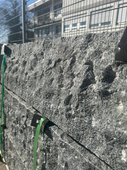 Palisaden-Granit-8-20-100-rau-gestockt