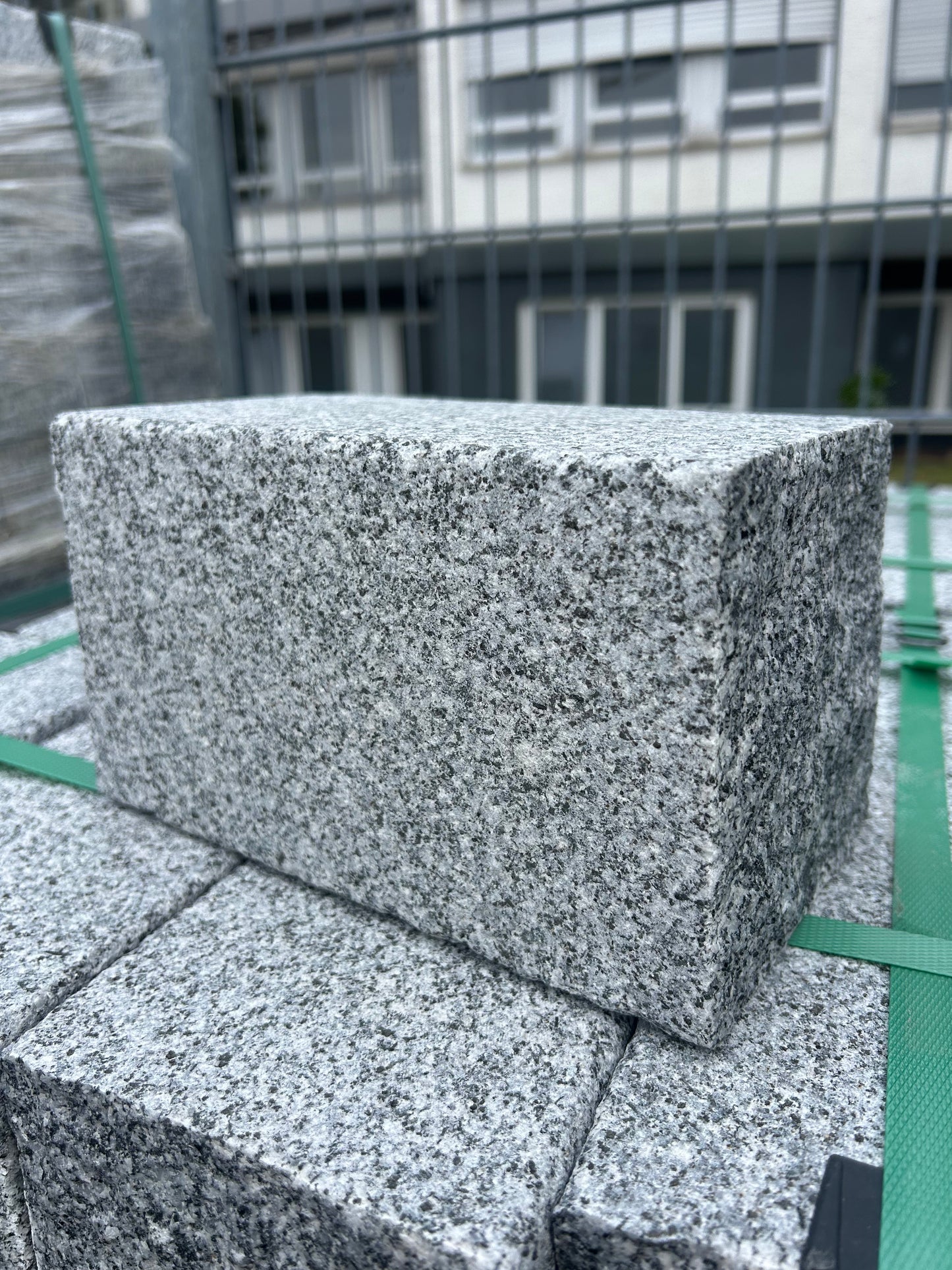 Pflastersteine-Granit-20x12x12cm-gespalten-getrommelt