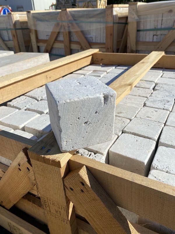 Pflastersteine aus Travertin Silver - 7.5x10x10 - M2Granit