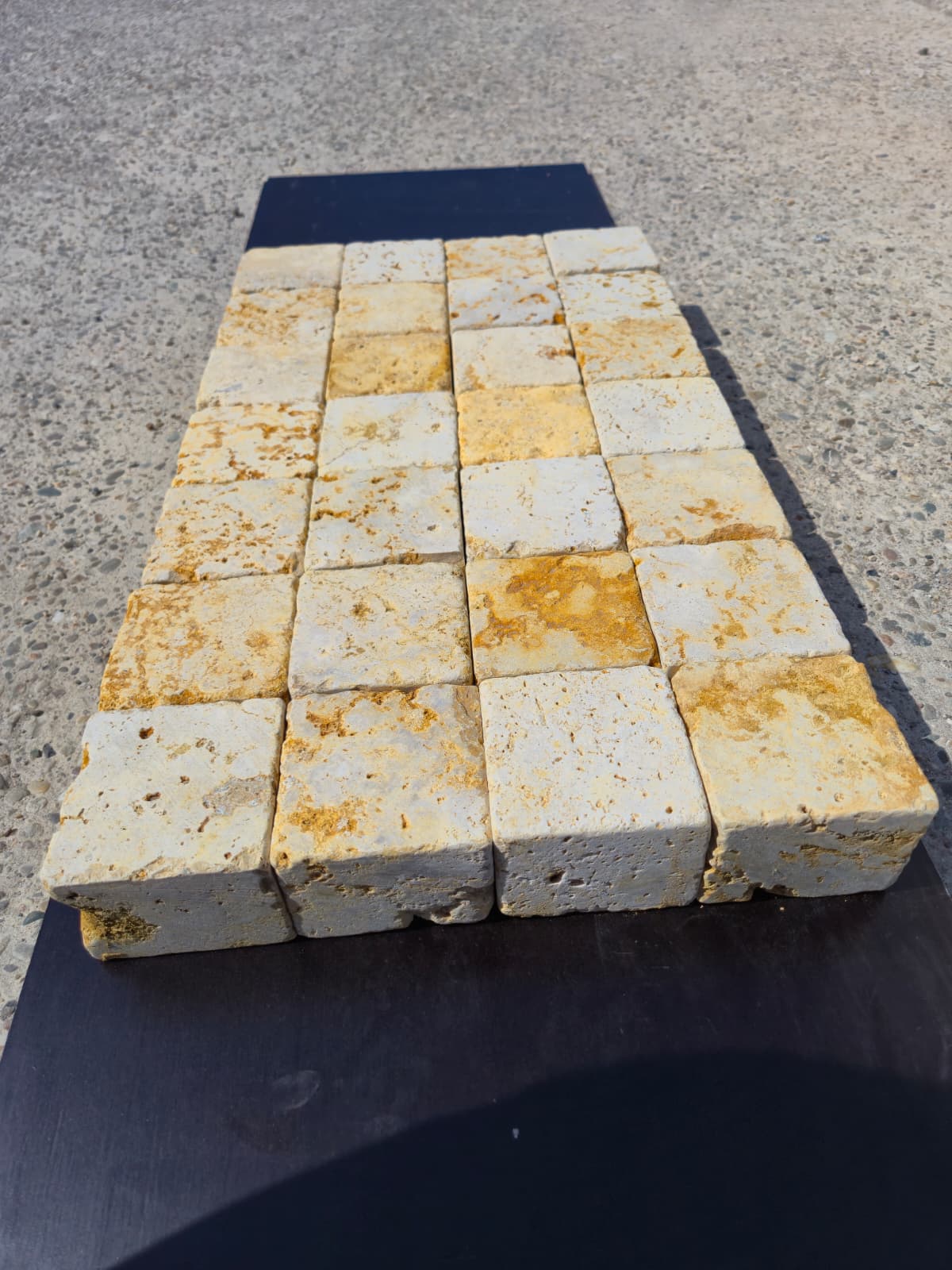 Pflastersteine aus Travertin Gold - 7,5x10x10 - M2Granit