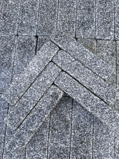 Pflastersteine aus Granit | 24x8x5cm | Fischgrätmuster