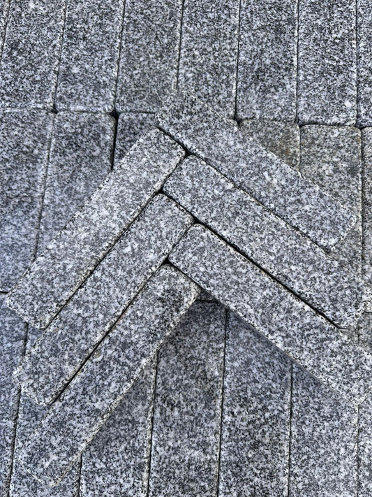 Pflastersteine aus Granit | 24x8x5cm | Fischgrätmuster