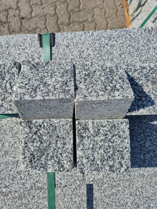 Pflastersteine aus Granit in den Maßen 5,5x8x8cm 4 Seiten gesägt und rest gespalten