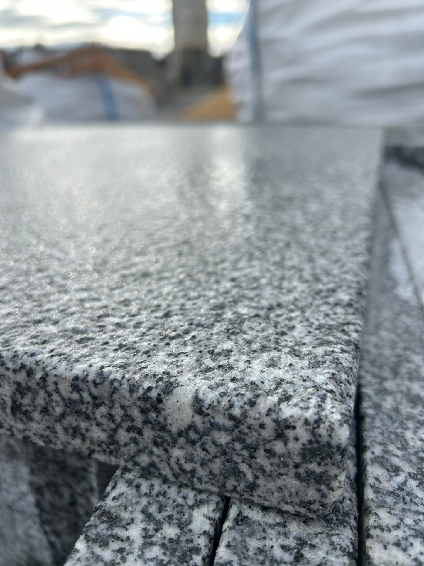 Terrassenplatten-Granit-60x60x3cm-allseits-ges_gt-nass