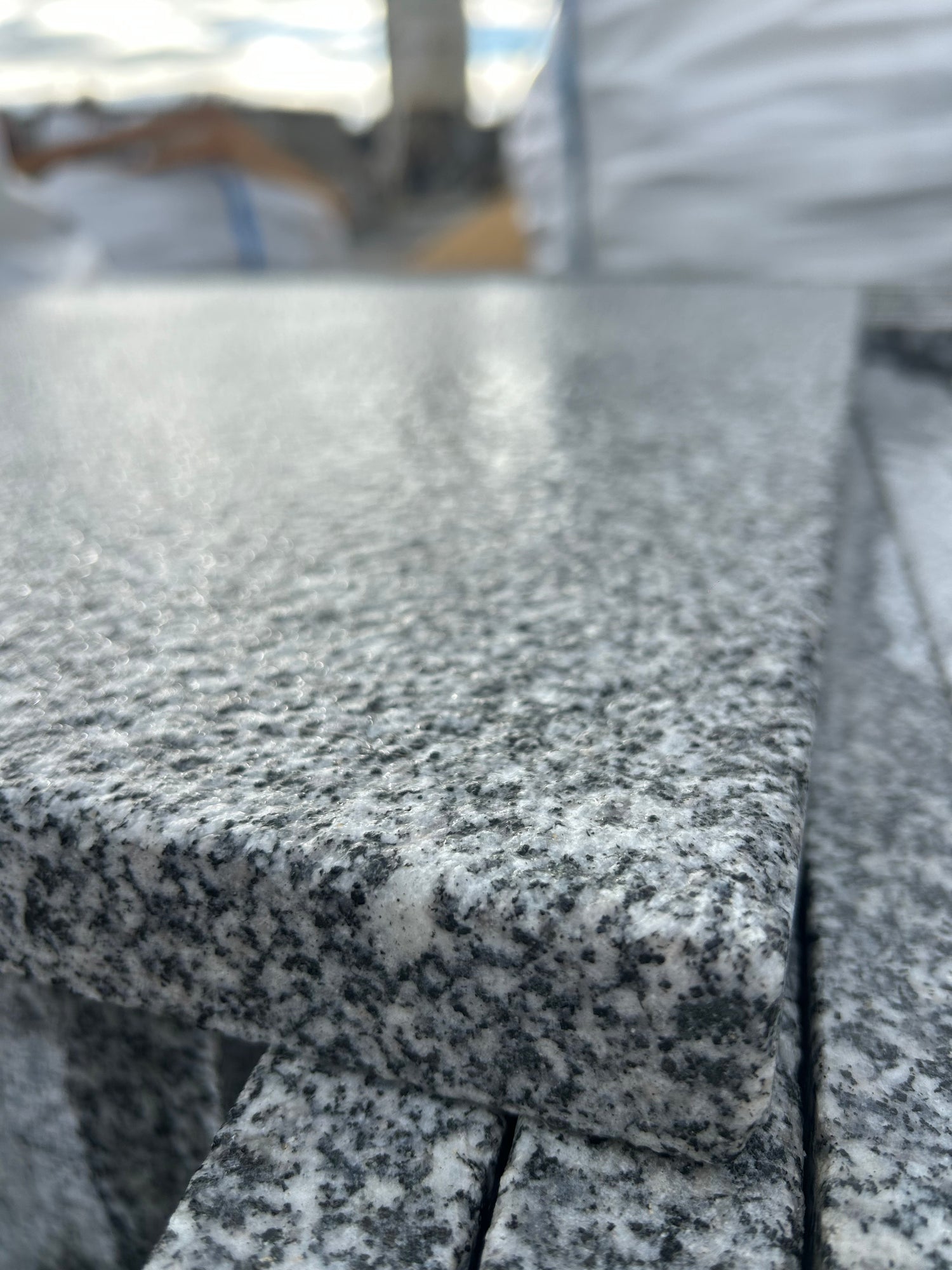 Terrassenplatten-Granit-60x60x3cm-allseits-ges_gt-nass