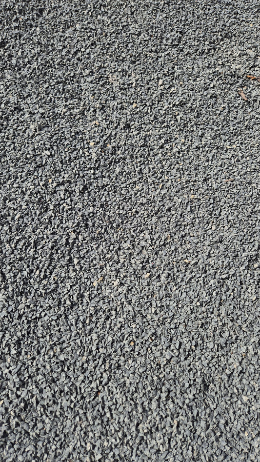 Basalt Fugensplitt Schwarz – m2Granit – Nahaufnahme der Oberfläche