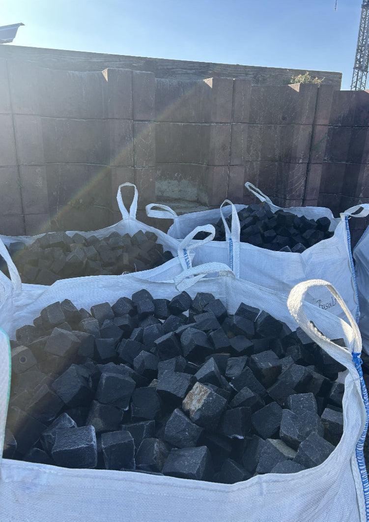 Basalt Pflastersteine Anthrazit, gespalten – m2Granit – Steine im offenen Big Bag