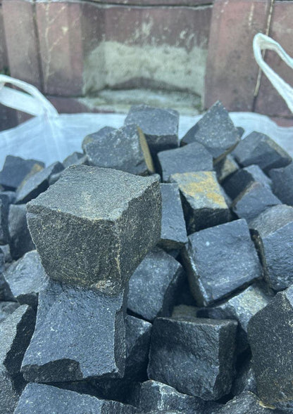 Basalt Pflastersteine Anthrazit, gespalten – m2Granit – Steine im offenen Big Bag