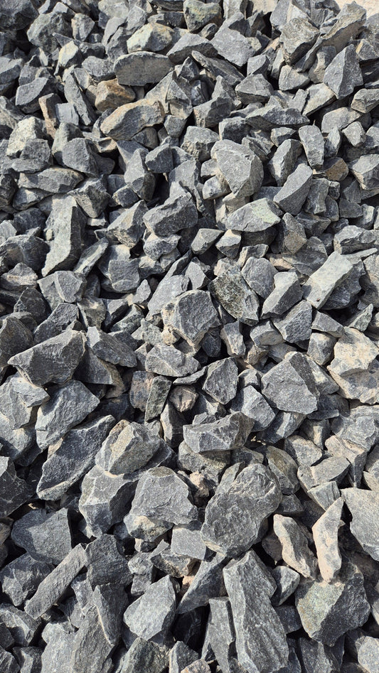 Basalt Schroppen Schwarz – m2Granit – Nahaufnahme der Oberfläche